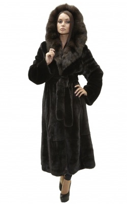 шуба-пальто под пояс из норки блэклама (blackglama) с капюшоном из соболя - 01100 от интернет-магазина «Dynasty» 