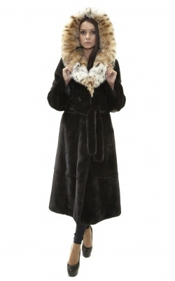 шуба-пальто под пояс из норки блэклама (blackglama) с капюшоном из рыси - 01097 от интернет-магазина «Dynasty» 