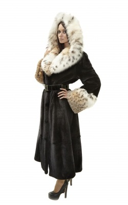 шуба-пальто под пояс из норки блэклама (blackglama) с капюшоном и рукавами из рыси - 01014 от интернет-магазина «Dynasty» 