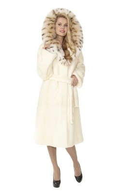 шуба-пальто под пояс из светлой норки с капюшоном из рыси - 01203 от интернет-магазина «Dynasty» 