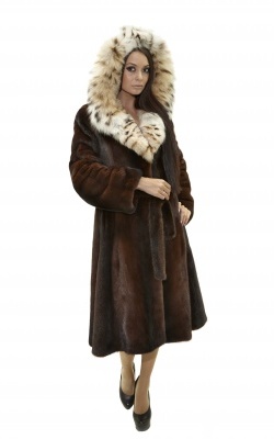 шуба-пальто под пояс из норки цвета коньяк с капюшоном из рыси - 01013 от интернет-магазина «Dynasty» 