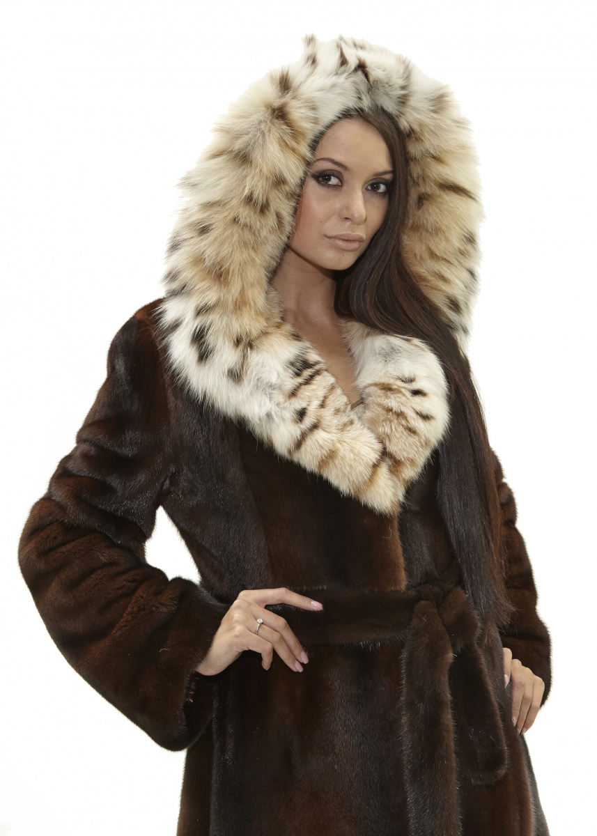 шуба-пальто под пояс из норки цвета коньяк с капюшоном из рыси - 01013 от интернет-магазина «Династия»