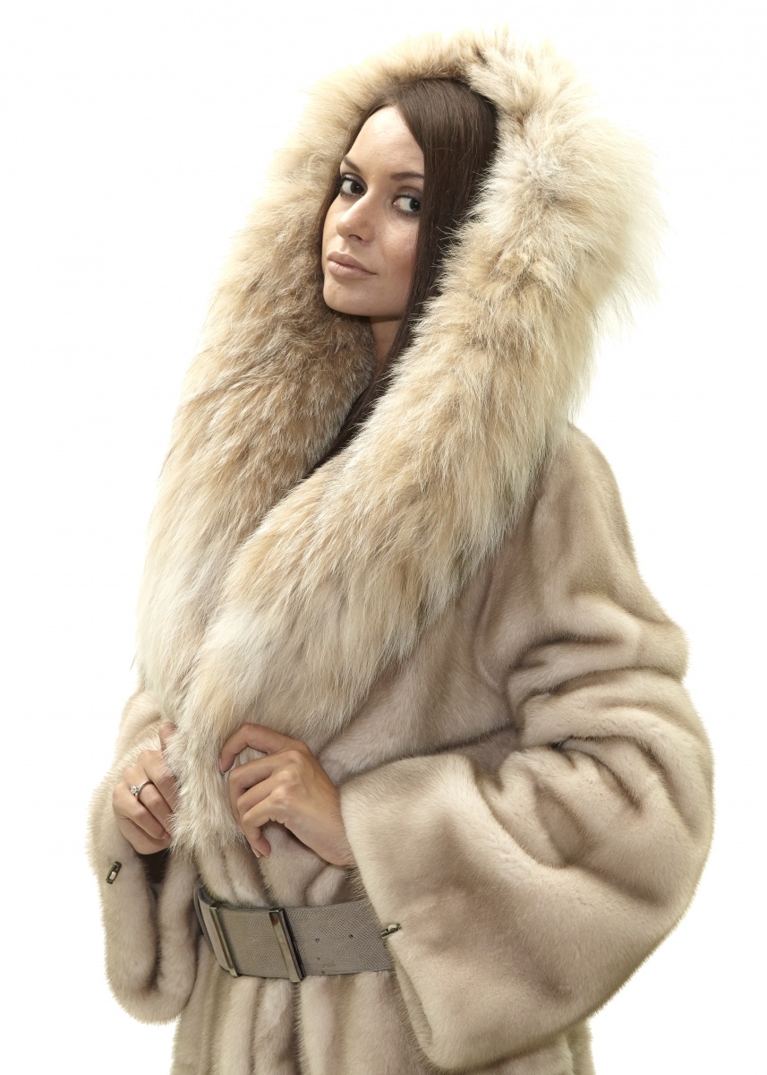 шуба-пальто под пояс из светлой норки с капюшоном из рыси - 01025 от интернет-магазина «Династия»