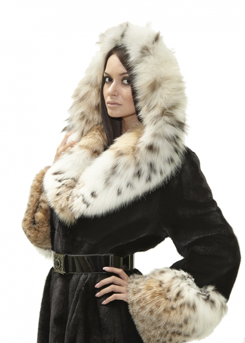 шуба-пальто под пояс из норки блэклама (blackglama) с капюшоном и рукавами из рыси - 01014 от интернет-магазина «Династия»