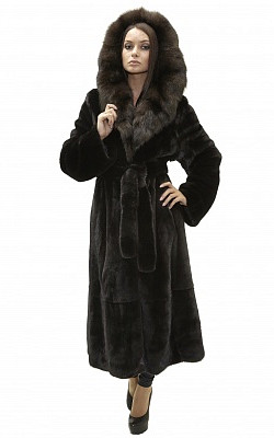 шуба-пальто под пояс из норки блэклама (blackglama) с капюшоном из соболя - 01100 от интернет-магазина «Dynasty» 