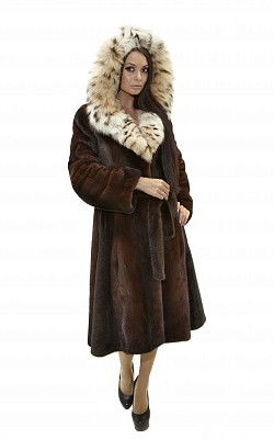 шуба-пальто под пояс из норки цвета коньяк с капюшоном из рыси - 01013 от интернет-магазина «Dynasty» 